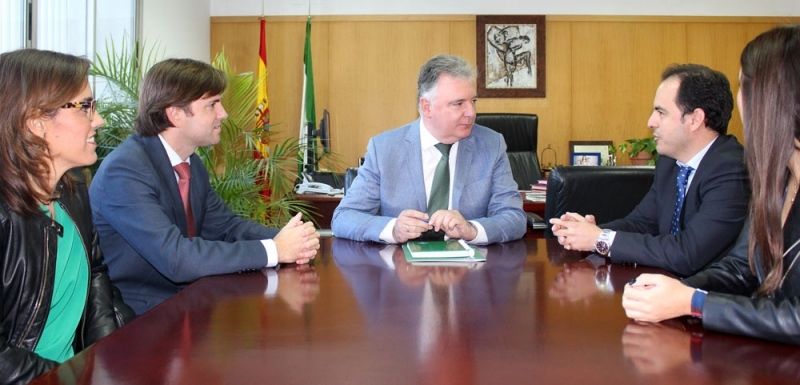 El delegado del Gobierno destaca el trabajo de secretarios, interventores y tesoreros municipales en los ayuntamientos