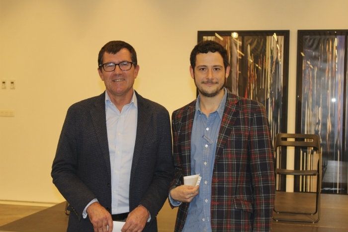 Javier Hernando recibe el VIII Premio de Textos Teatrales Jesús Domínguez por su obra 'Familia Feliz'