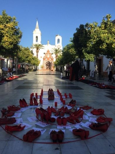 Almonte se inunda de zapatos rojos contra la violencia de género