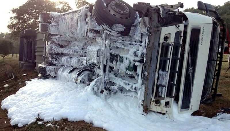 Bomberos del Consorcio rescatan herido a un camionero atrapado tras sufrir una salida de vía