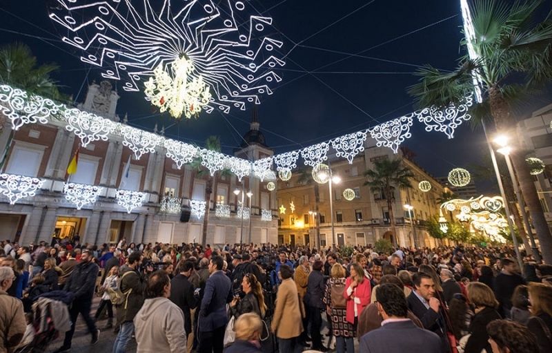 La capital ya brilla bajo las luces navideñas