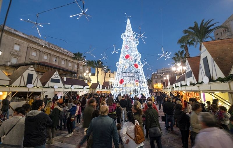 La capital ya brilla bajo las luces navideñas