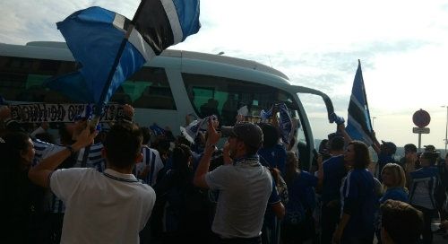 Alrededor de mil aficionados del Recre recibieron al equipo en el hotel y estuvieron en Bahía Sur