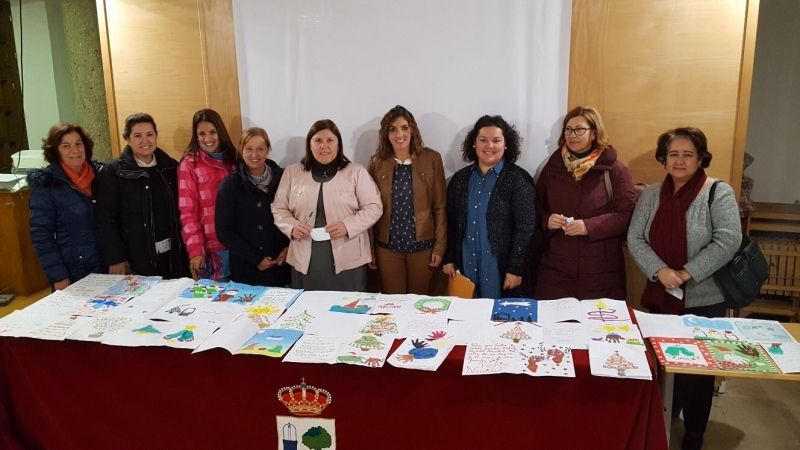 Los pequeños isleños crean tarjetas para felicitar la Navidad