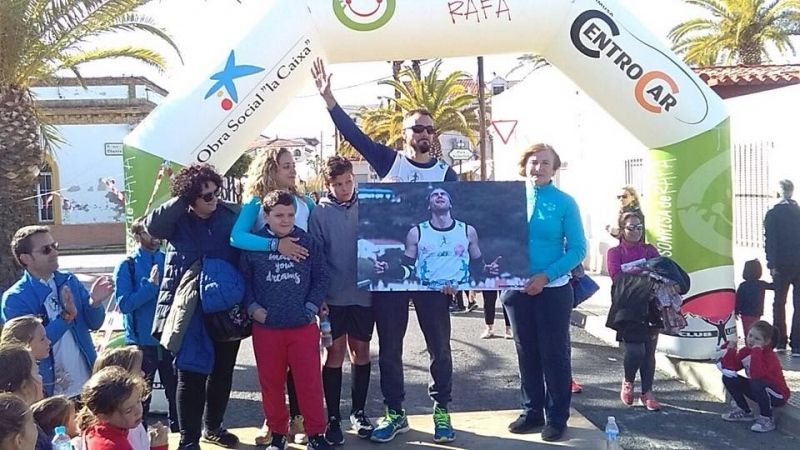 Ali El Fghir y Ana Cebedo, ganadores de una Carrera Solidaria de Corrales con homenaje a José Félix Caneda