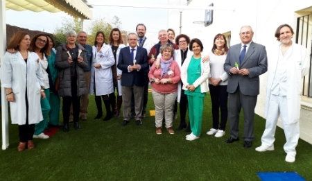 Los menores atendidos en la Unidad de Salud Mental Infanto-Juvenil del Hospital Vázquez Díaz cuentan con una nueva terraza lúdico-educativa