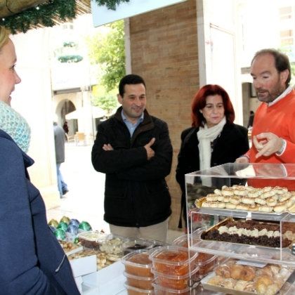 La novena Muestra de Dulces Navideños trae a los soportales de la Gran Vía la mejor repostería provincial