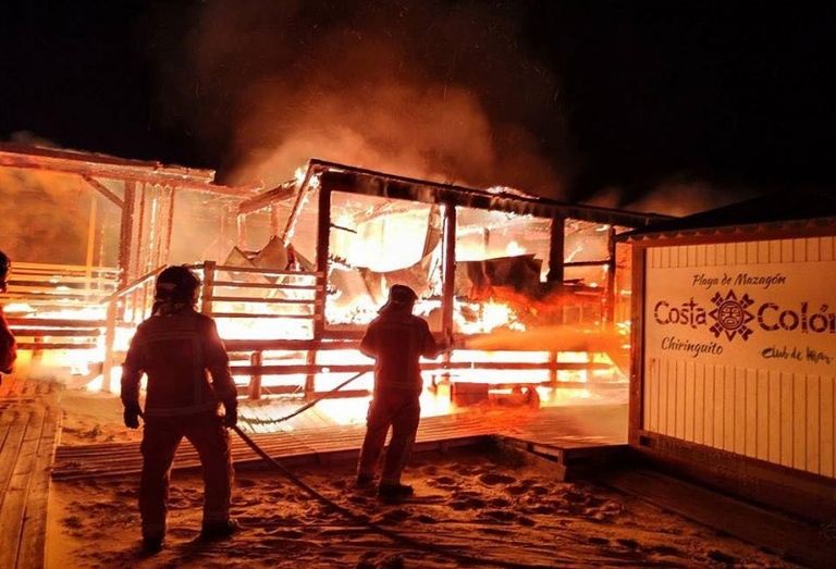 Un incendio destruye el chiringuito Costa Colón de Mazagón
