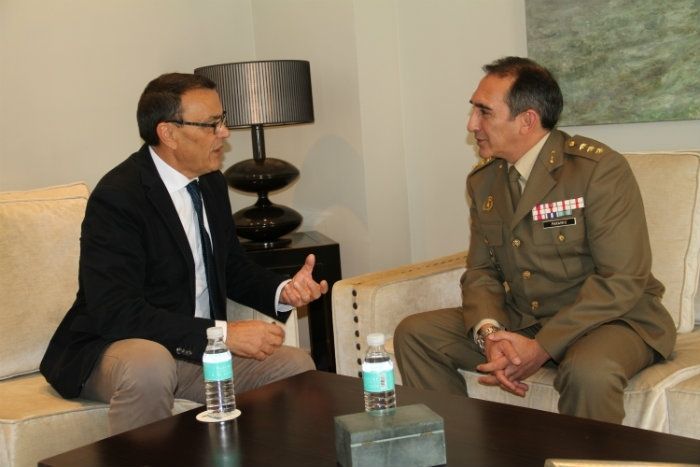 Ignacio Caraballo recibe en la Diputación al subdelegado de Defensa en Huelva, Amós Paramio Pérez