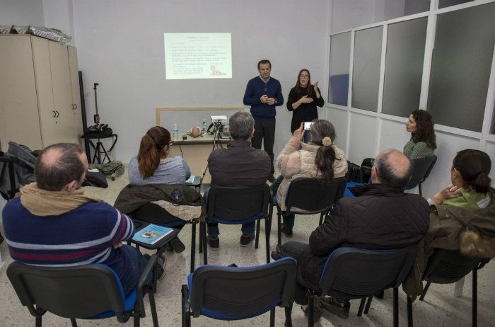 El Ayuntamiento imparte el primer taller de prevención de accidentes infantiles para personas sordas