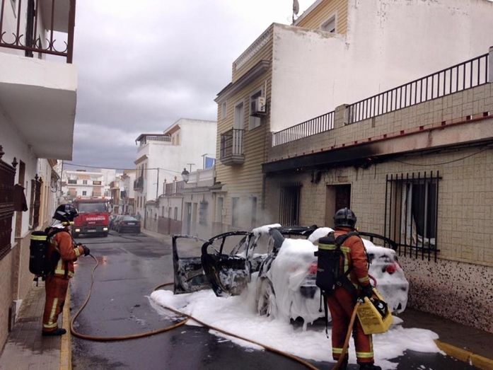 Sofocan el incendio de un coche que acabó afectando a una casa en Aljaraque
