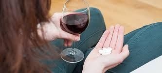 Cuidado al mezclar fármacos y alcohol. Así interaccionan