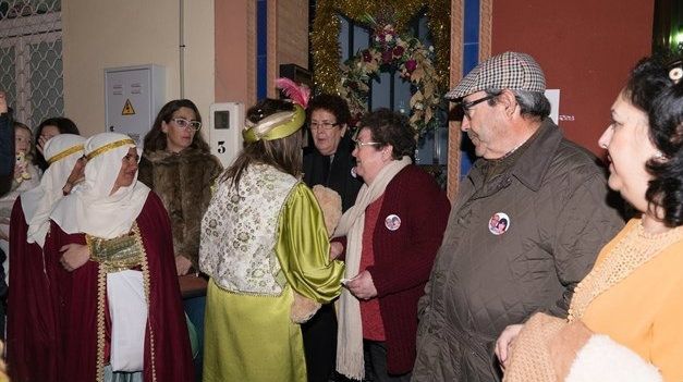 El Rey Baltasar de Almonte y su corte rinden homenaje a la pequeña asesinada en el doble crimen de abril de 2013