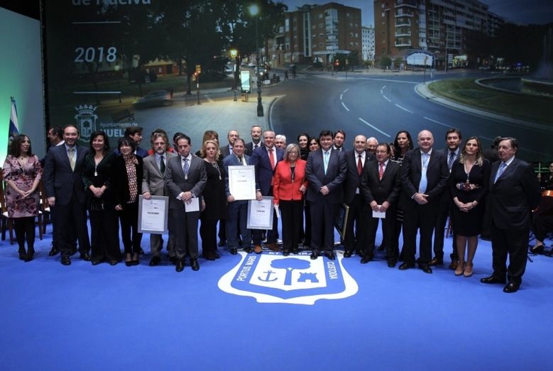 El alcalde afirma en la entrega de medallas que en 2018 se mejorará 'la calidad de vida de las barriadas'
