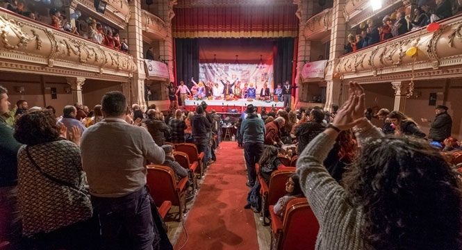 La comparsa sevillana 'Pueblo llano' y la murga de Los Pollos 'La última cena' triunfan en el Gran Teatro