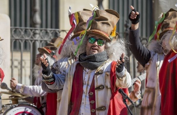 Luz y color en la Cabalgata del Carnaval Colombino por las calles de Huelva
