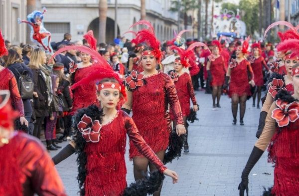 Luz y color en la Cabalgata del Carnaval Colombino por las calles de Huelva