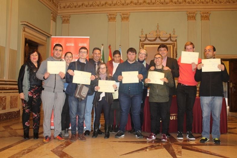 El alcalde reconoce la labor de nueve jóvenes con discapacidad intelectual que han hecho prácticas en el Ayuntamiento 