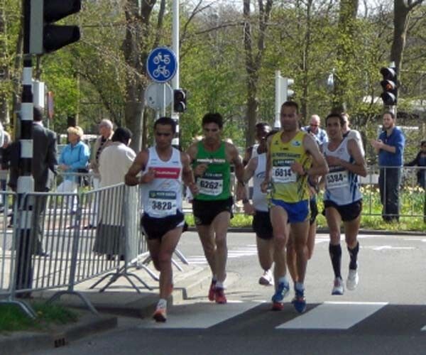 Miguel Beltrán pulveriza con 2:22:05 su plusmarca en el Maratón de Rotterdam