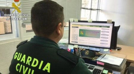 Detienen a una mujer por estafar a un británico a través de Internet en la compra de una vivienda en la Costa de Huelva