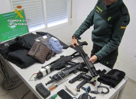 Arrestan a cuatro personas de una banda organizada por robar en el interior de 12 vehículos estacionados en centros comerciales de Huelva, Corrales y Bellavista