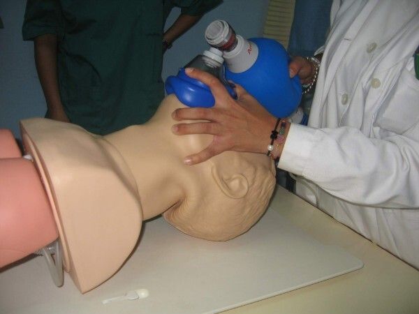 Profesionales del Infanta Elena actualizan la formación en soporte vital avanzado del servicio médico de la prisión