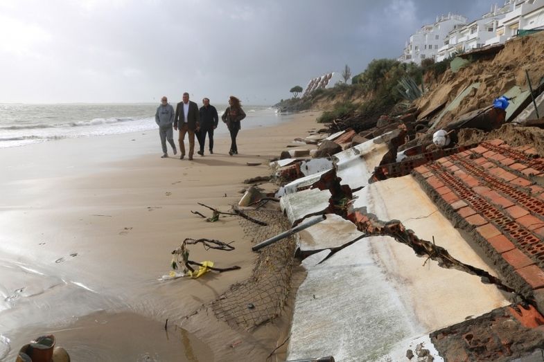 El temporal provoca daños en la playa de El Portil