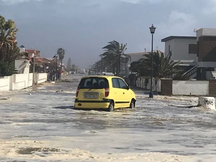 Rescatan a un conductor que se había quedado atrapado por el temporal en La Antilla