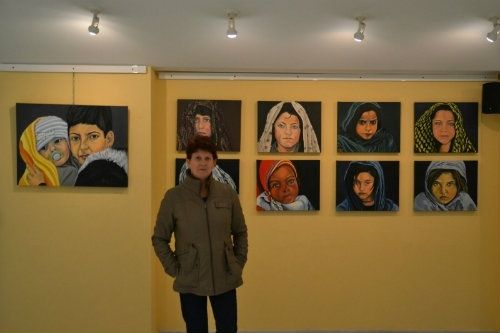 La zalameña Chari Pérez pone rostro a las niñas y niños refugiados de Siria en el Centro Cultural de Nerva