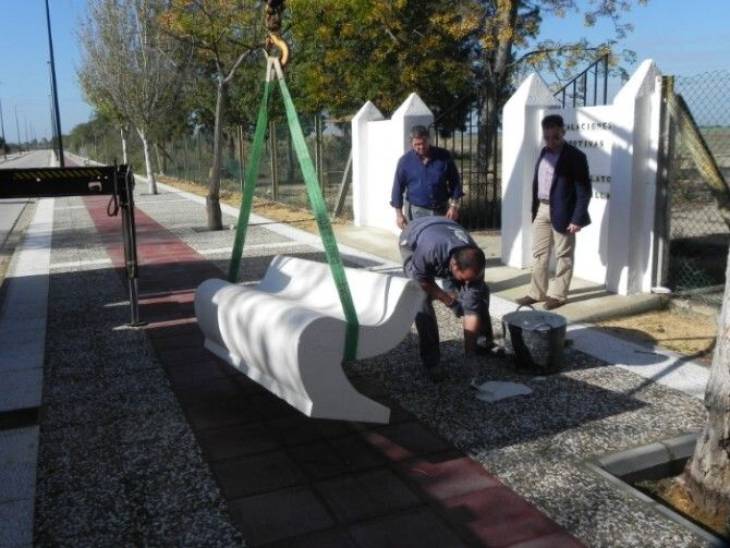 El Paseo de La Calzadilla de Palos cuenta con 26 nuevos bancos para el descanso
