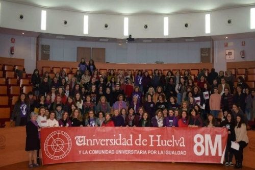 IU coloca la bandera feminista en el Ayuntamiento y CCOO califica de 'éxito' el seguimiento de la huelga del 8 de marzo en Huelva