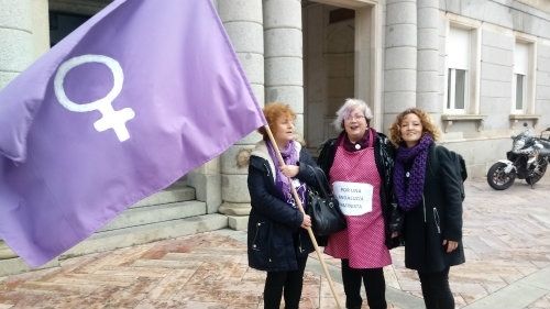 IU coloca la bandera feminista en el Ayuntamiento y CCOO califica de 'éxito' el seguimiento de la huelga del 8 de marzo en Huelva