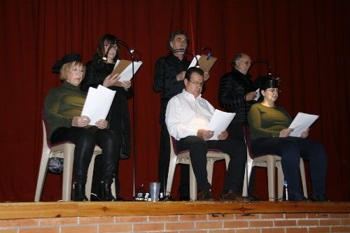El grupo de teatro “El nombre es lo de menos” lee para los presos