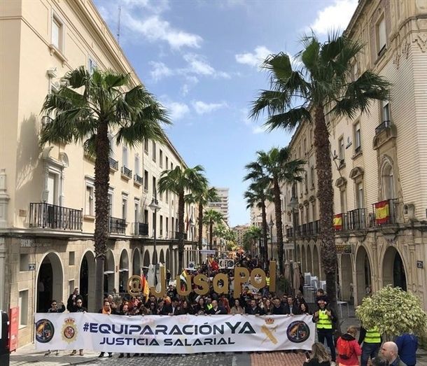 Más de mil personas reclaman en la capital la equiparación salarial para policías y guardias civiles