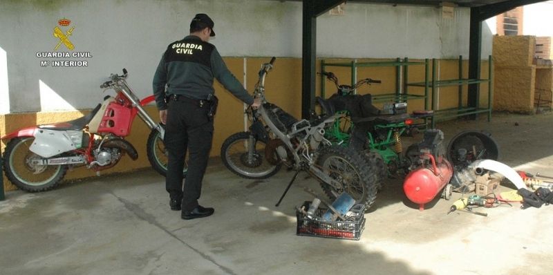 Detienen a tres personas haciéndose pasar por posibles compradores de las motos que habían robado