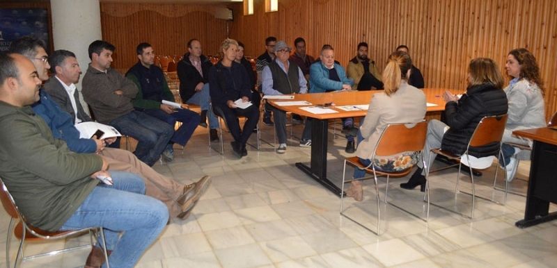 Los participantes de la Feria de la Gamba, la Chirla y el Boquerón se reúnen para avanzar en la organización del evento