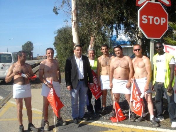 Los obreros de Coproin se manifiestan semidesnudos en protesta por los impagos