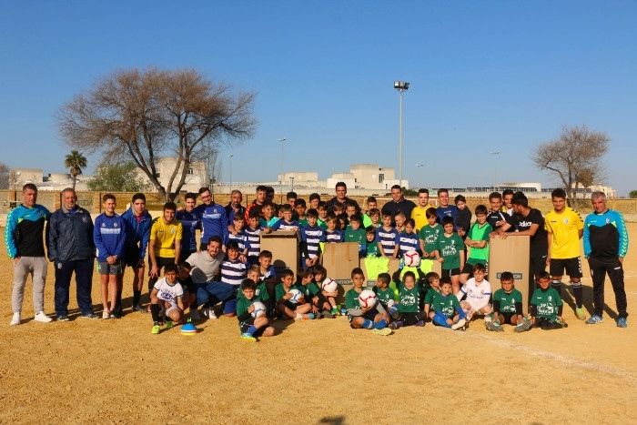 'Futbolistas solidarios' entrega material al Atletic Onubense tras su evento benéfico de golf