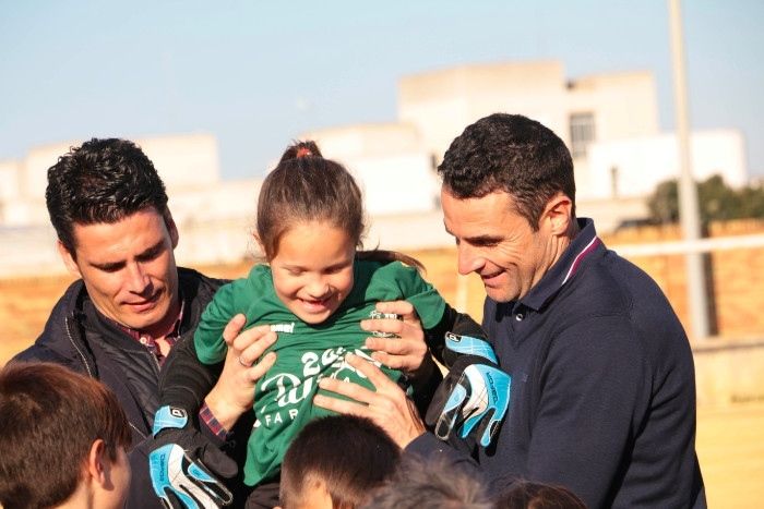'Futbolistas solidarios' entrega material al Atletic Onubense tras su evento benéfico de golf