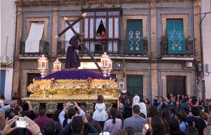 Lunes Santo, esencias y contrastes de cuatro barrios