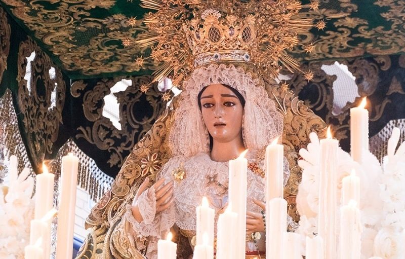 Miércoles Santo: Coronas, cruces y prendidos en carrera oficial