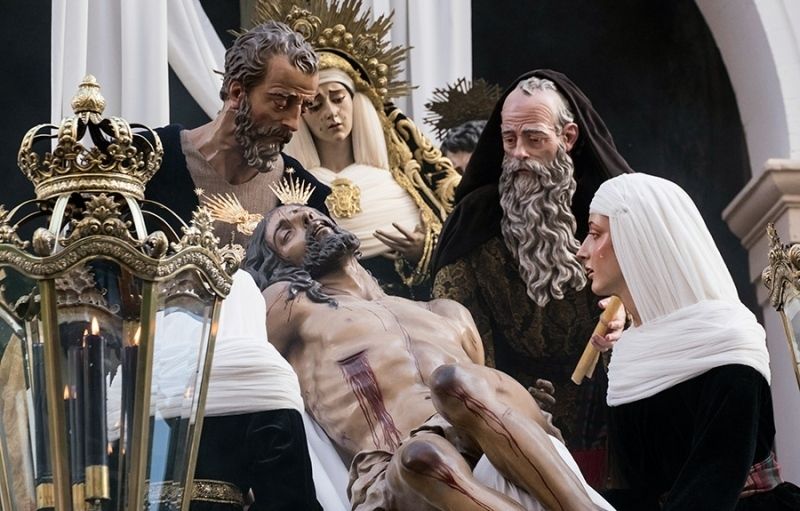 Miércoles Santo: Coronas, cruces y prendidos en carrera oficial