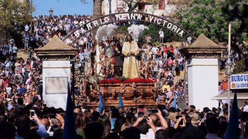 Miércoles Santo: Coronas, cruces y prendidos en carrera oficial