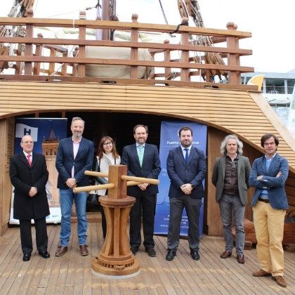 Las autoridades acuden a las jornadas de puertas abiertas de la réplica de la Nao Santa María en Muelle de Levante