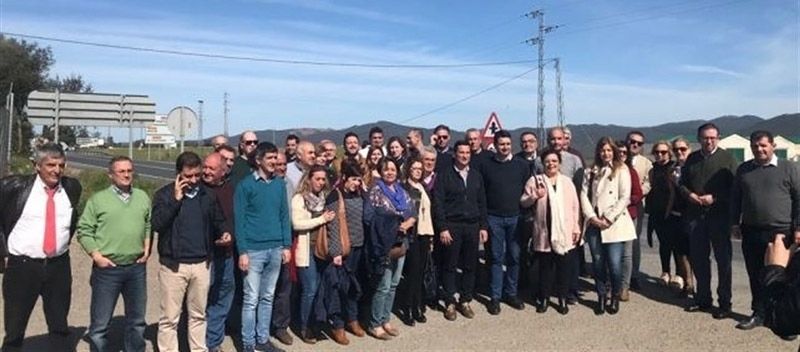 El PSOE protagoniza una concentración en Aroche para pedir al Gobierno el arreglo 'urgente' de la N-435 y la N-433
