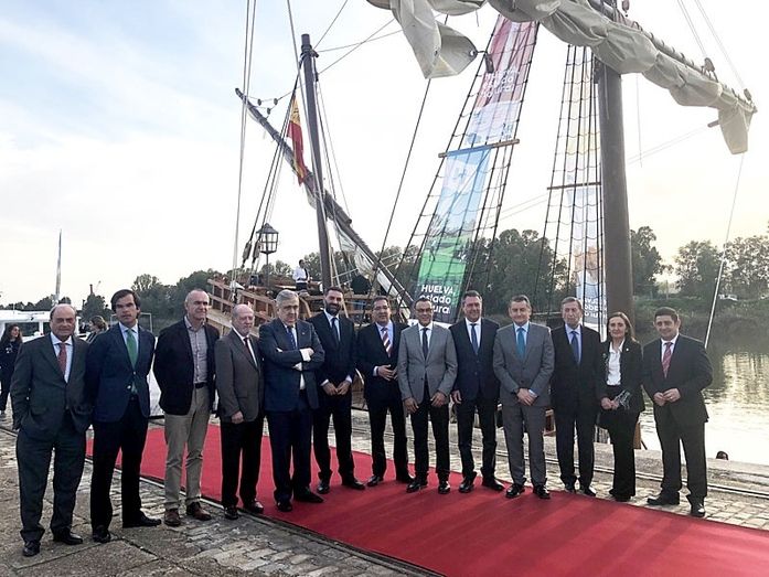 La réplica de la Santa María reivindica el protagonismo histórico de Huelva en su primera escala en Sevilla