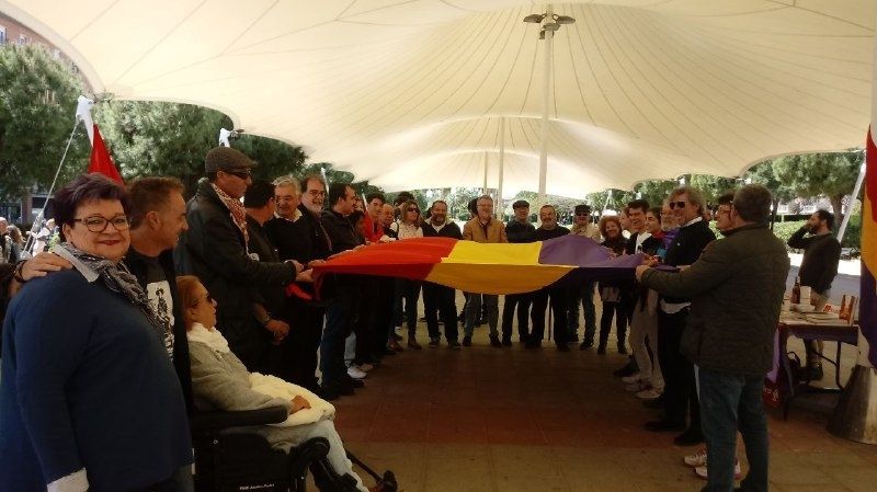 Las carpas de la avenida de Andalucía se visten con los colores republicanos