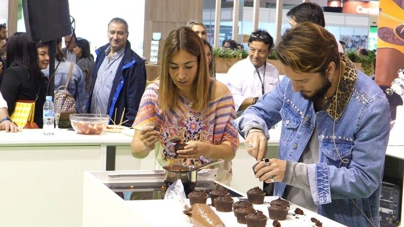 Manuel Carrasco cocina con fresas en la feria Alimentaria