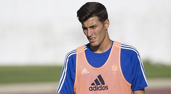 El defensa del Atlético Onubense Rafa Navarro se ejercita con el primer equipo y podría tener minutos ante el San Fernando ante las múltiples bajas