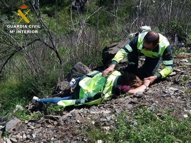 La Guardia Civil auxilia a una mujer que yacía herida en la cuneta tras sufrir un accidente